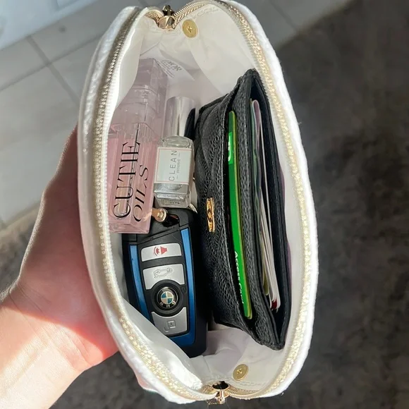 Dior White and Gold Cosmetic Case with Elegant Design - Picture 5 of 11